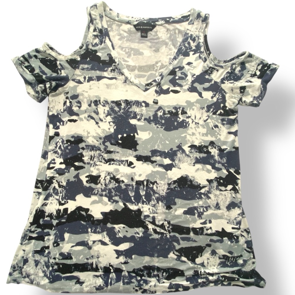 Rock & Republic Camo Cold Shoulder V-Neck Tee Gray Blue Short Sleeve Top M